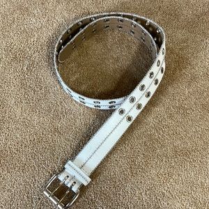 WOMENS WHITE WITH SILVER TRIM BELT. EXCELLENT CONDITION SIZE LARGE 1.5” WIDE